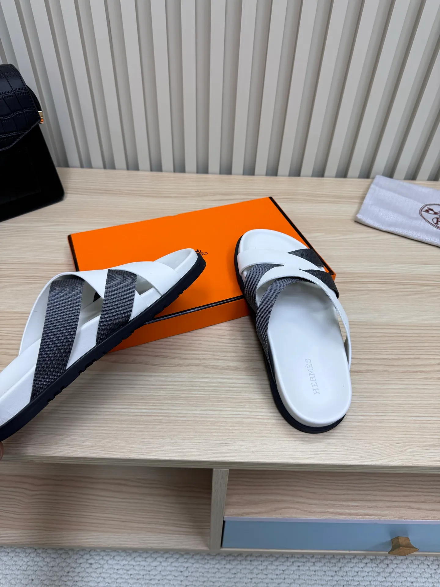 👟👟Ex-factory price 502👟👟 (Top version) Hermes 🐎The extremely popular couple's second uncle slippers/the latest snake print sandals and slippers, paired with various colorful socks, so trendy!  ———————— Upper: imported cowhide/sheep leather/cloth/palmprint leather lining: imported cowhide/sheepskin outsole: Tpu non-slip and wear-resistant outsole Female size: 35-42 (40.41.42 non-returnable and non-exchangeable) Male code: 39-45 (45 non-returnable and non-exchangeable)